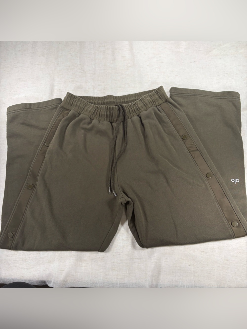 Alo Yoga Olive Courtside Tearaway Snap Large